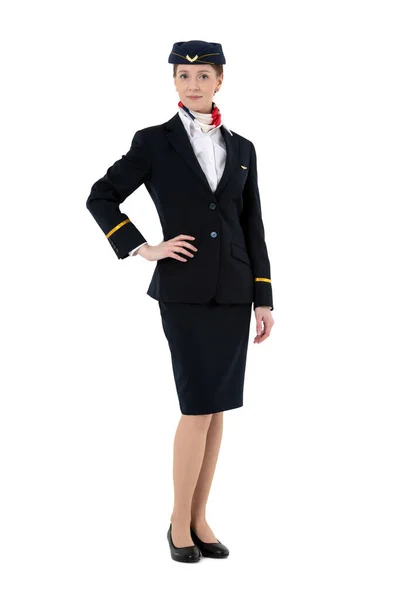 Koyu mavi üniformalı kadın uçuş görevlisi beyaz arka planda tek başına duruyor.
