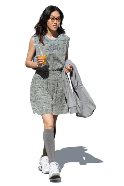 Kadın ve erkek sokak kafeteryasında oturuyor ve beyaz arka planda izole edilmiş insanlarla arka planda konuşuyorlar.