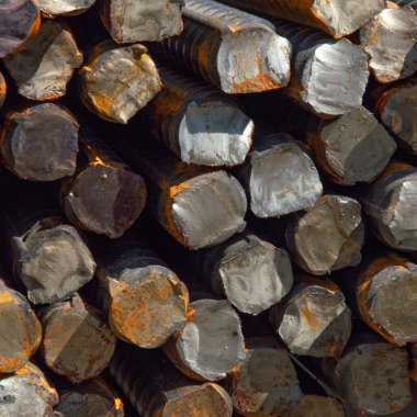 Demir grunge arkaplanı: kaba kesim inşaat çubuğu profili, kısa odak