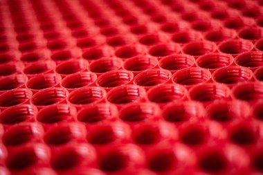 Plastik konsepti geri dönüşüm. kırmızı soyut arka plan plastik kapaklar bir şişe, üst görünüm, kısa odak