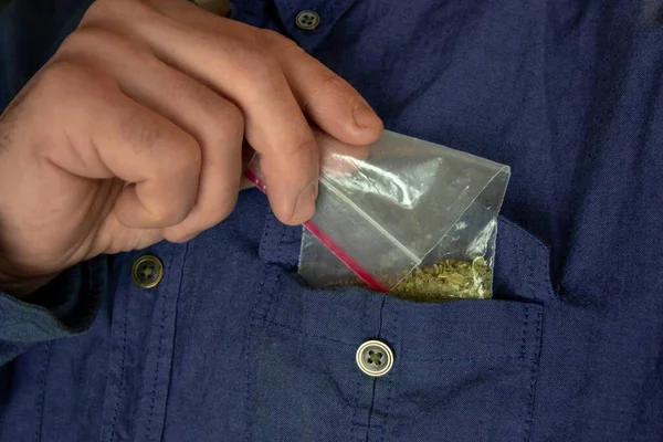Adam gömleğinin cebinde bir paket baharat saklıyor.