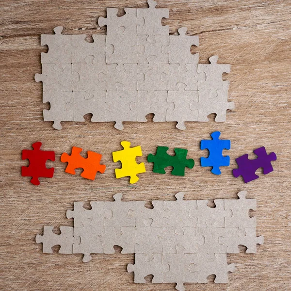 Eşitlik kavramı: LGBT gurur bayrağı bir bulmacadan yapıldı, gri bulmacalar arasında kısa odak, üst görünüm