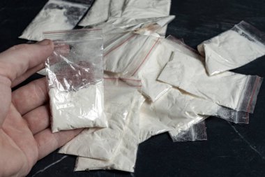 Uyuşturucu ticareti: pek çok paket esrar kokain ve eroinin arka planına karşı bir uyuşturucu kesesi