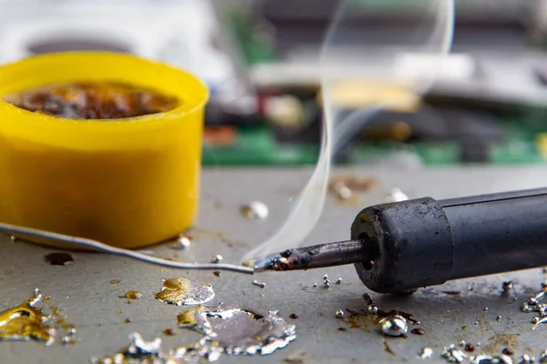 Erimiş metal damlaları ve reçine lehim, teneke lehim, arka planda parçalanmış elektronik aparatlar. seçici odak, kapat