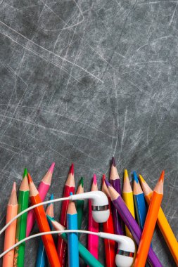 çok renkli okul malzemeleri siyah karatahtanın üzerinde, kısa odaklı, kısmi bulanık
