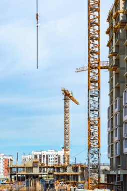 Çok katlı binaların yapımı: bir vinç ve yüksek katlı ev