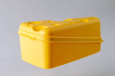 Çevre dostu, beyaz peynirler için özel konteynır. kısa odak