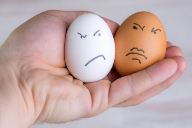 Irkçılığın önyargıları: farklı renkte iki yumurta, birbirine benzemeyen bakışlar, kısa odaklanma