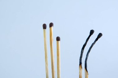 Bir kaç ahşap kibrit tam karşıda duruyor.