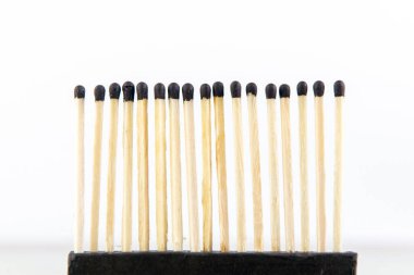 Bir sıra tahta kibrit birlikte yanmaya hazır
