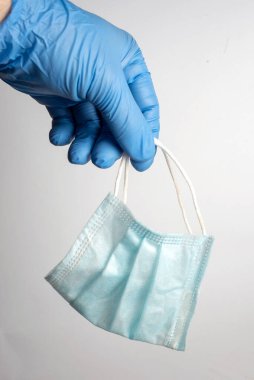 Solunum sistemini bir tıp uzmanının elindeki viral enfeksiyondan korumak için solunum cihazı kullanıldı.