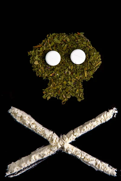 麻薬物質で作られた死の印 スパイス アンフェタミン コカイン ヘロイン黒の背景に 短焦点 トーニング — ストック写真
