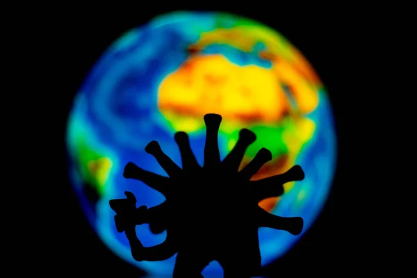 惑星地球を背景に恐ろしい影の怪物ウイルス — ストック写真