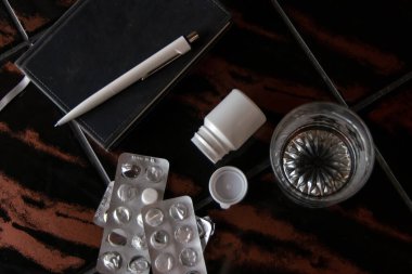 Not defteri, masada bir bardak su ve kabarcıklar, kısa odaklanma, tonlama