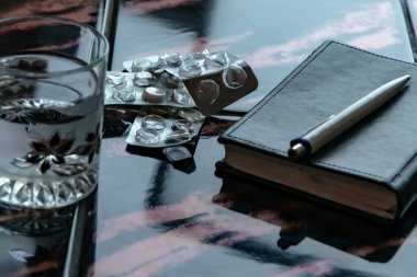 Not defteri, masada bir bardak su ve kabarcıklar, kısa odaklanma, tonlama