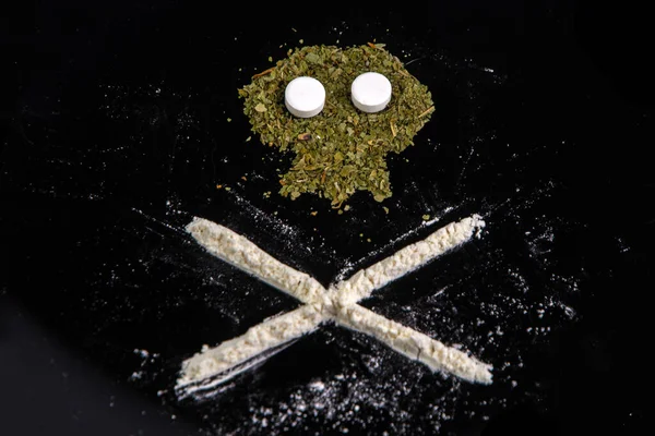 Dödsattest Narkotiska Ämnen Krydda Amfetamin Kokain Heroin Svart Bakgrund Kort — Stockfoto