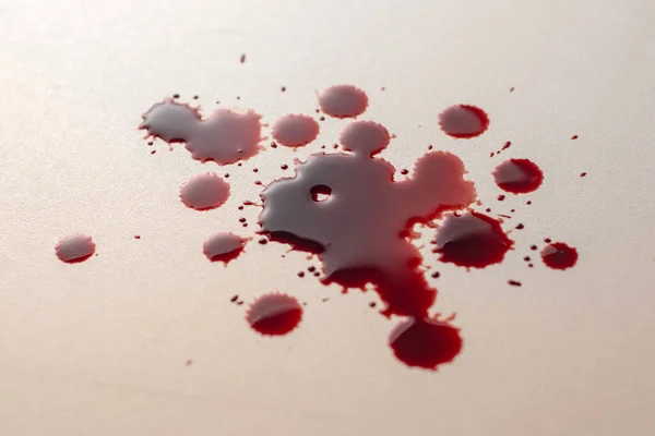 白い表面に血のしみ 短い焦点 トーン — ストック写真