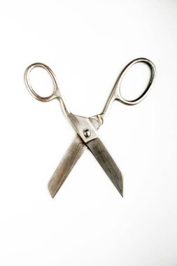 Kesme ve dikme: Altın renginde sert metal makas, beyaz üzerinde izole edilmiş uzun operasyon izleri