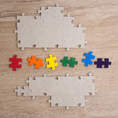 Eşitlik kavramı: LGBT gurur bayrağı bir bulmacadan yapıldı, gri bulmacalar arasında kısa odak, üst görünüm