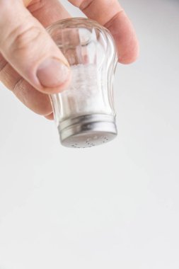 Çok tuzlu: beyaz arka planda bir adamın elinde S harfi olan tuzlu mahzen.