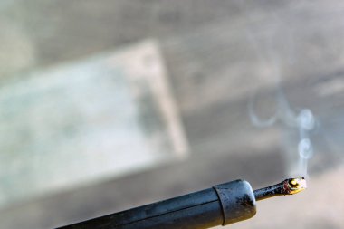 Isıtılmış demir üzerinde kaynayan reçine dumanı, kısa odak, yakın