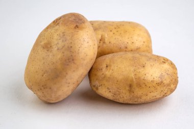 Vejetaryen diyeti: taze çiğ organik patates, beyaz, kısa odaklı