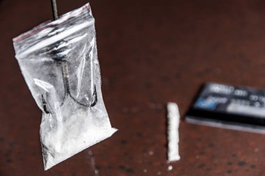 Uyuşturucu tuzağı konsepti: İçinde üçlü kanca olan uyuşturucu çantası