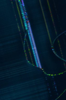 koyu soyut dijital arkaplan: monitör ve kamera matrislerinin parazitli olduğu hasarlı ekran matrisi