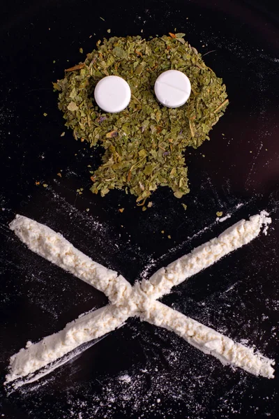 麻薬物質で作られた死の印 スパイス アンフェタミン コカイン ヘロイン黒の背景に 短焦点 トーニング — ストック写真
