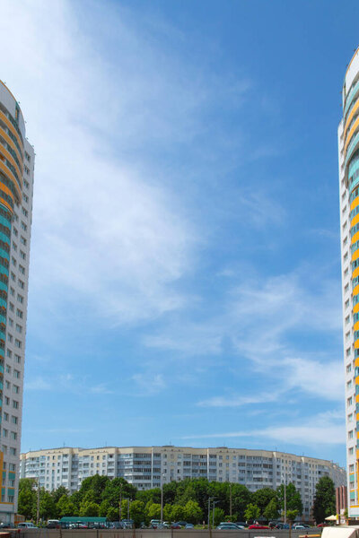 городской пейзаж между двумя высотными зданиями