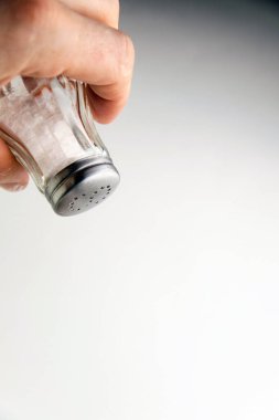 Çok tuzlu: beyaz arka planda bir adamın elinde S harfi olan tuzlu mahzen.