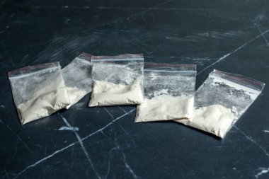 Bağımlılık: 5 doz uyuşturucu maddesi, kokain, eroin