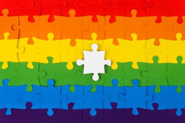 Eşitlik savunucusu: LGBT bayrak renkleri mozaiği ve birkaç beyaz bulmaca ile boş alan