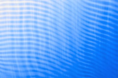 Bulanık ağ ve mavi tondan oluşan soyut okyanus arkaplanı