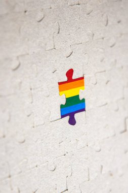 LGBT toplumunun toplumdaki rolünün konsepti: cinsel azınlıkların bayrağının rengiyle ilgili bulmaca sosyal sistemin genel tablosuna, kısa odaklı