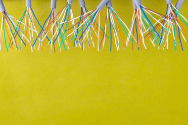 Hardal renginde arkaplanda bir sürü renkli kablo var.