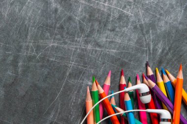 çok renkli okul malzemeleri siyah karatahtanın üzerinde, kısa odaklı, kısmi bulanık