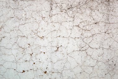 Eski beton duvar yıpranmış, yıpranmış, çatlamış, yontulmuş.