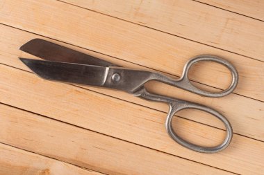 Ahşap bir masada çelik makas dikmek