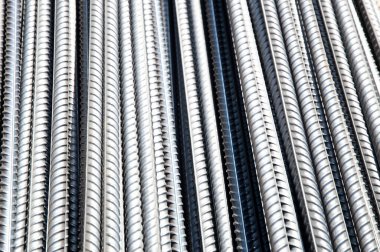 parlak demir grunge arkaplan: pırıl pırıl yeni takviye çubukları, kısa odaklı