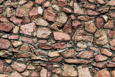 Doğal taştan yapılmış renkli bir duvar.