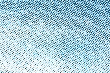 Bulanık mavi gökyüzü, ince metal ağlar arasından görülebilen bulutlar.