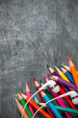 çok renkli okul malzemeleri siyah karatahtanın üzerinde, kısa odaklı, kısmi bulanık