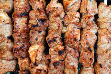Kömürde ızgara domuz kebabı, barbeküde duman, orta pişmiş, kapalı.