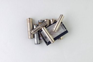 Ev pillerinin geri dönüşümü: Beyaz, kısa odaklı ve ton bazlı birçok pil izole edilmiştir