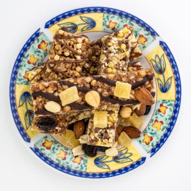 Vejetaryen tatlı: fındıklı, kuru üzümlü ve ballı mısır gevreği, beyaz ve kısa odaklı renkli bir tabakta