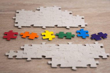 Eşitlik kavramı: LGBT gurur bayrağı, bir bulmacadan yapılmıştır, gri bulmacalar arasında, kısa odak, kenar görüş