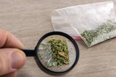 Sentetik dumanlı karışımın bozulmuş görüntüsü - baharat - büyüteçle görünür.