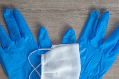 Solunum sistemini viral enfeksiyon ve tek kullanımlık eldivenlerden korumak için kullanılan bir çift solunum cihazı.