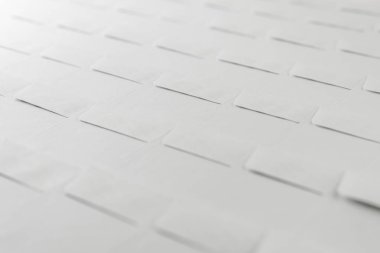 Ofisteki boş beyaz zarflar, kısa odak, ton